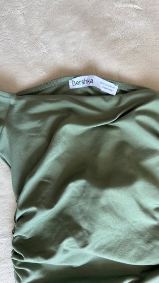 Vestido verde oliva asimétrico