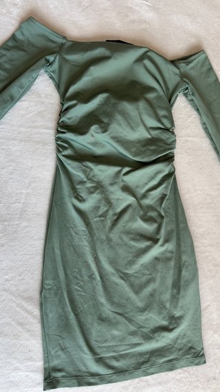 Vestido verde oliva asimétrico
