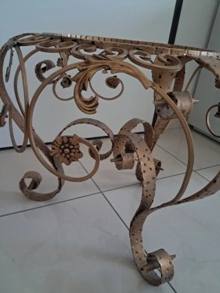 Tavolino in ferro battuto dorato