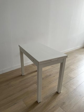 Mesita plegable blanca de madera