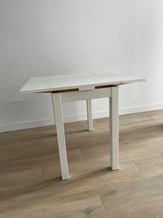 Mesita plegable blanca de madera