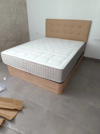 Canapés de madera con colchónes