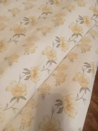 Dos edredones y cortinas