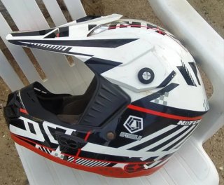 Casco de moto blanco y negro