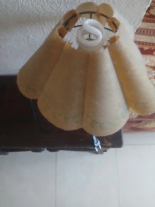 Mesa de madera tallada a mano y lámpara.