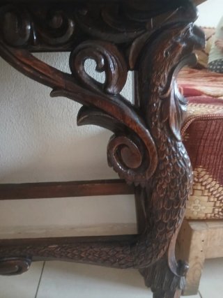 Mesa de madera tallada a mano y lámpara.