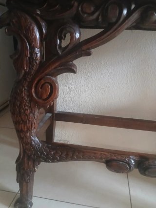Mesa de madera tallada a mano y lámpara.