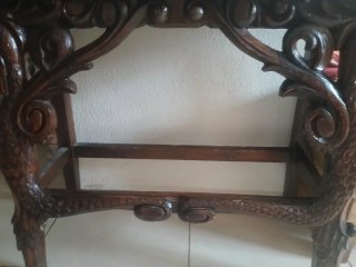 Mesa de madera tallada a mano y lámpara.