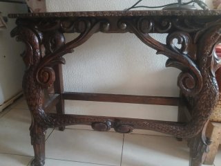 Mesa de madera tallada a mano y lámpara.