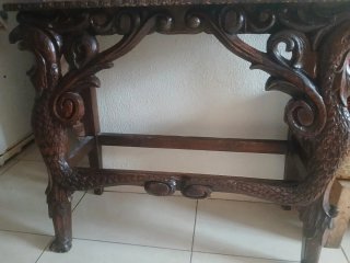 Mesa de madera tallada a mano y lámpara.