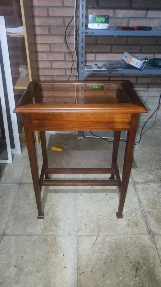 Mesa auxiliar de madera con cristal