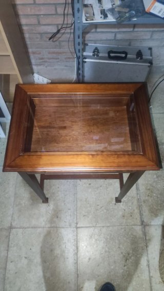 Mesa auxiliar de madera con cristal