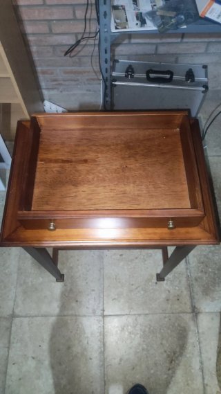 Mesa auxiliar de madera con cristal