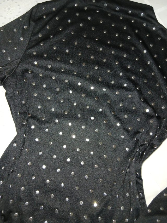 Camiseta negra con tachuelas plateadas