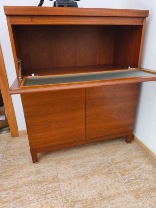 URGE VENDER - Mueble bufet madera cerezo con crist