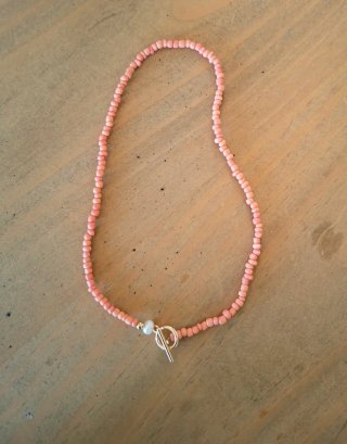 Collar perla y cierre dorado