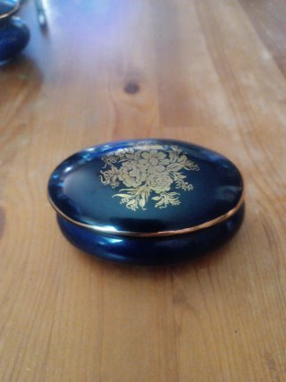 Cofanetto portagioie blu con decoro floreale oro