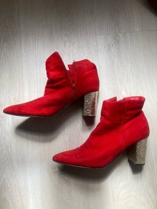 Botines ante rojos tacón dorado