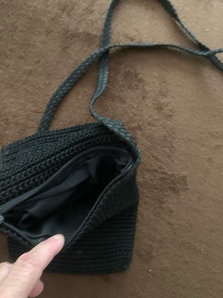 Bolso negro tejido con apliques de flores