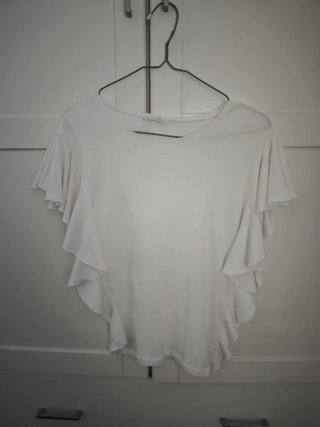 Camiseta blanca con volantes
