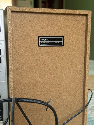 Cadena Sanyo con altavoces