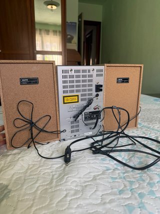 Cadena Sanyo con altavoces
