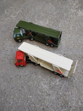 Camión porta coches con 2 coches