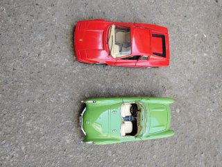 Camión porta coches con 2 coches