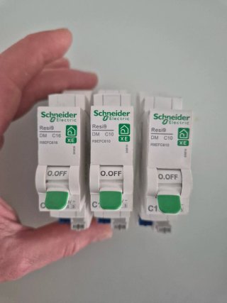 SCHNEIDER RESI9