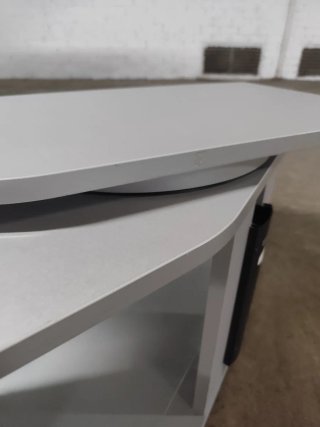 Mesa TV giratoria con estante de cristal