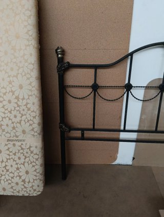 Cabecero de forja negro y dorado