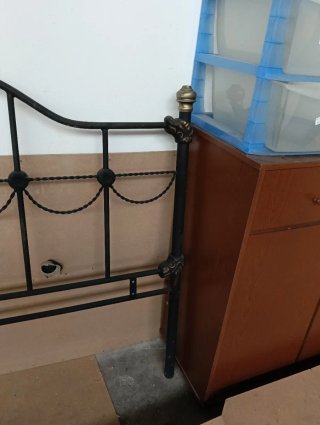Cabecero de forja negro y dorado