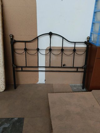 Cabecero de forja negro y dorado
