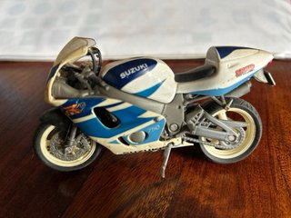 Maquetas de Motocicletas Ducati, Honda y Suzuki.