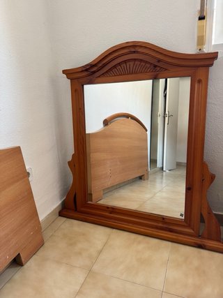 Mueble de madera, espejo , cuadro y espaldar