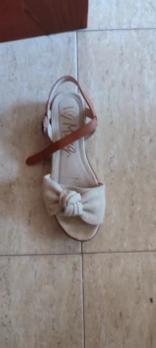 Sandalias beige y marrón con lazo