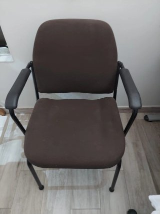 Silla de oficina marrón con brazos
