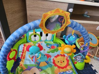 Alfombra de juego para bebé con piano.