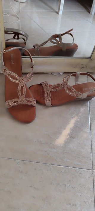 Sandalias doradas y plateadas con pedrería