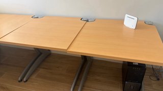 Tavolo da ufficio o studio modulare con cassettiera