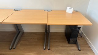 Tavolo da ufficio o studio modulare con cassettiera