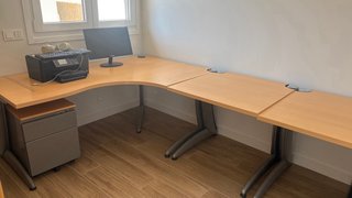 Tavolo da ufficio o studio modulare con cassettiera