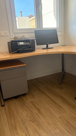 Tavolo da ufficio o studio modulare con cassettiera