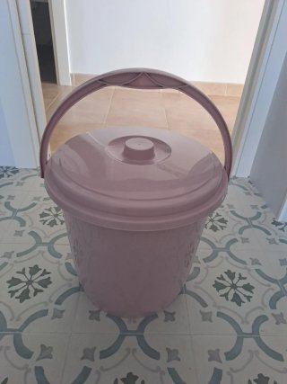 Cubo basura rosa con tapa