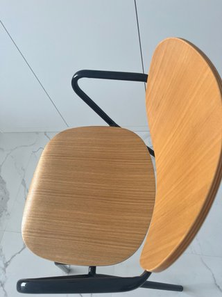 Mesa de comedor de madera maciza con cuatro sillas