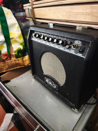 Guitarra Eléctrica Negra y Amplificador