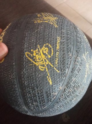 Balón de baloncesto firmado por jugadores