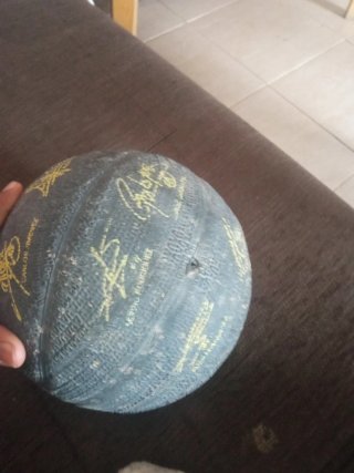 Balón de baloncesto firmado por jugadores