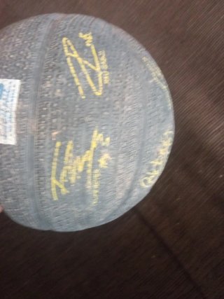 Balón de baloncesto firmado por jugadores