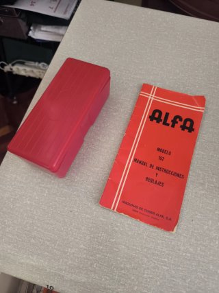 Máquina de coser Alfa antigua.